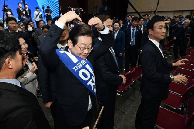 이재명 더불어민주당 대선 경선후보가 26일 오후 광주 서구 김대중컨벤션센터에서 열린 더불어민주당 21대 대통령선거 후보자 선출을 위한 호남권 합동연설회 종료 직후 지지자들을 향해 손으로 하트를 만들고 있다. 뉴시스