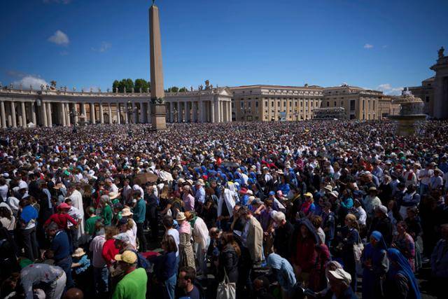 프란치스코 교황 장례 미사가 열리는 26일 바티칸 성 베드로 광장에서 추모객들이 미사에 참석하고 있다. 바티칸=AP 연합뉴스