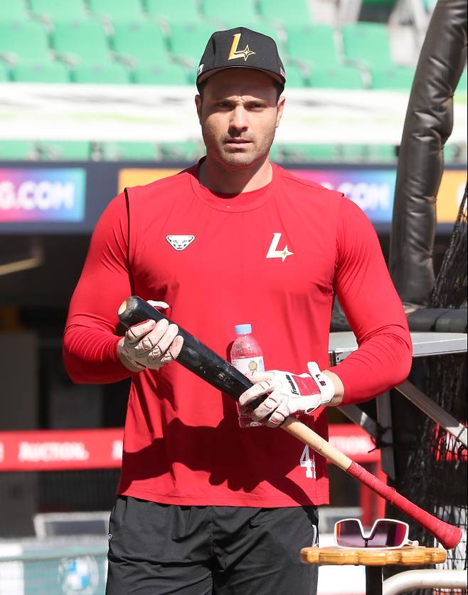 25일 인천 키움전에 앞서 타격 훈련을 하는 라이언 맥브룸. SSG 제공