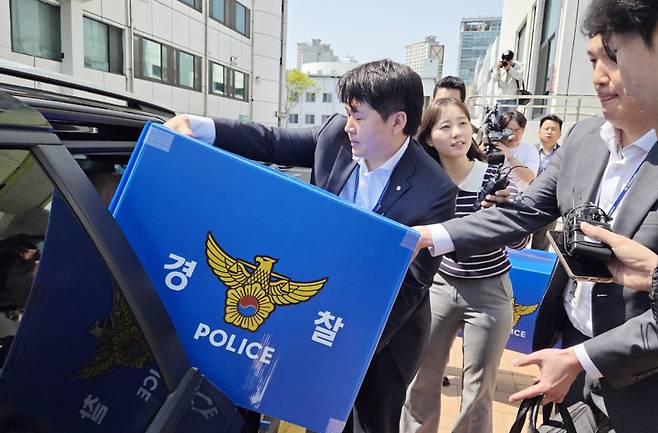 <yonhap photo-4530="">지난달 경남 창원NC파크에서 발생한 구조물 추락 사망사고와 관련해 11일 오후 경남경찰청 수사관들이 창원시청 체육진흥과에 대한 압수수색을 마친 뒤 압수품 박스를 들고 떠나고 있다. 2025.4.11 [연합뉴스]</yonhap>