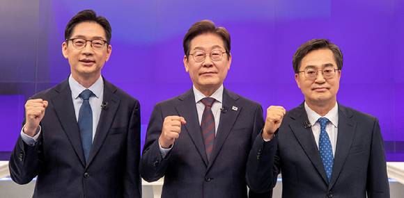 25일 서울 중구 TV조선 스튜디오에서 열린 더불어민주당 경선 마지막 TV토론회에서 후보들이 기념 촬영을 하고 있다. 왼쪽부터 김경수, 이재명, 김동연 후보. 2025.4.25 [국회사진기자단] [사진=연합뉴스]