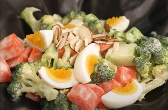 사진은 완성된 샐러드. [사진=유튜브 @지식한상]