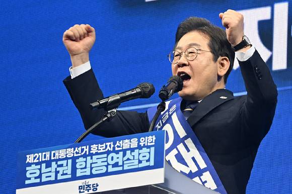 더불어민주당 이재명 대선 경선 후보가 26일 광주 서구 김대중컨벤션센터에서 열린 '제21대 대통령선거 후보자 선출을 위한 호남권 합동연설회'에서 연설하고 있다. 2025.4.26 [공동취재] [사진=연합뉴스]