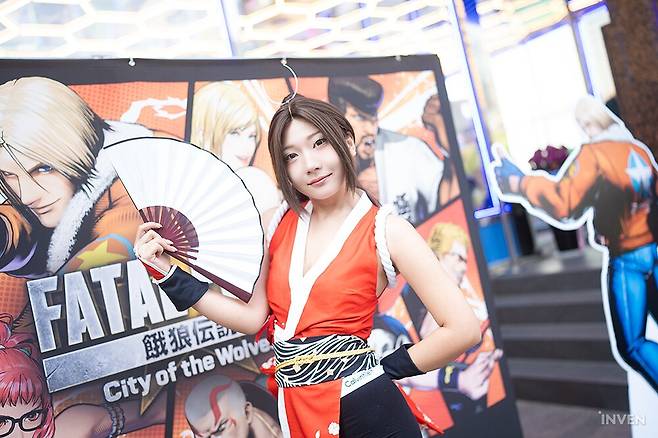 ▲ 정말 멋진 포즈와 멋진 코스프레로 시선을 사로잡았습니다