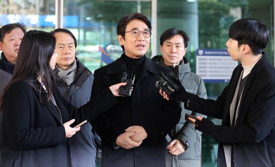 유시민 전 노무현 재단 이사장이 2023년 12월 서울서부지방법원에서 한동훈 국민의힘 대선 경선 후보에 대한 명예훼손 혐의 항소심 선고 공판에서 벌금 500만원을 선고 받은 뒤 입장을 밝히고 았다. 당시 법원은 “허위성에 대한 인식과 비방의 목적이 있었다“고 판단했으며, 대법원은 지난 6월 원심 그대로 확정했다. 뉴스1