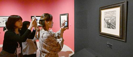 지난해 5월 21일 서울 서초구 예술의 전당 한가람 미술관에서 열린 서울신문 창간 120주년 기념 에드바르드 뭉크:비욘드 더 스크림 미디어데에서 참석자들이 작품을 살펴보고 있다. 뉴스1