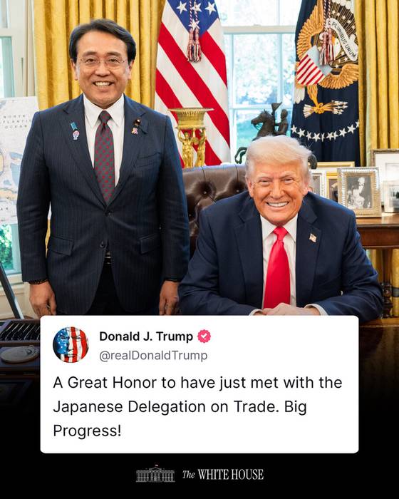 도널드 트럼프 미국 대통령은 16일(현지시간) 미국과의 첫 관세협상을 위해 미국을 방문한 아카자와 료세이 경제재생담당상과 백악관에서 약 50분에 걸친 면담을 가졌다. 이후 트럼프 대통령은 트루스소셜에 사진을 올려 ″큰 진전″이란 평가를 남겼다. 사진 도널드 트럼프 대통령 트루스소셜.