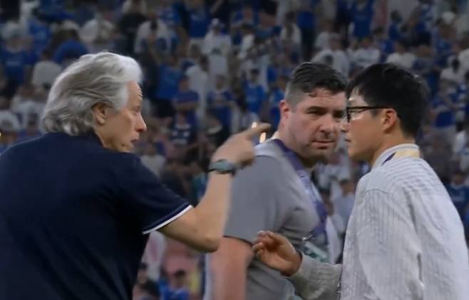 제수스 감독은 손가락으로 이 감독을 가리키며 뭔가 중얼거렸다. ‘말 조심해라’, ‘그 입 다물라’고 조롱하는 듯한 제스처였다. [사진 tvn 스포츠 중계화면 캡처]