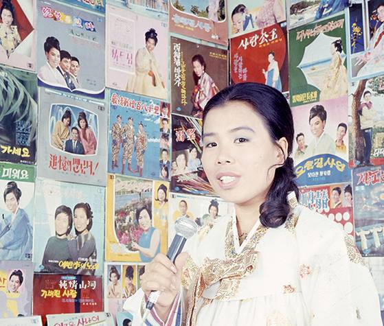 ‘동백아가씨’가 발표됐을 무렵의 이미자. [중앙포토]