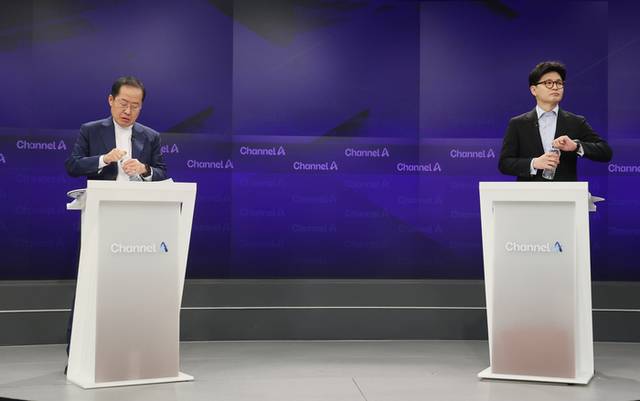 ▲ 25일 종로구 동아미디어센터 채널A스튜디오에서 국민의힘 대선 2차 경선 진출자인 한동훈, 홍준표 후보가 방송 시작을 기다리고 있다.  연합뉴스