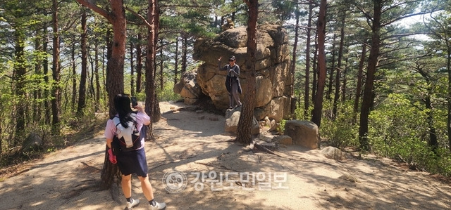 ▲ 주말을 맞아 화암사를 찾은 필리핀 관광객들이 시루떡처럼 생겼다고 해 붙여진 시루떡바위 앞에서 기념촬영을 하고 있다.