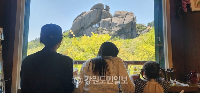 ▲ 화암사의 전통찻집에서 차를 마시면 바로 앞의 수바위를 바라보며 힐링할 수 있다.
