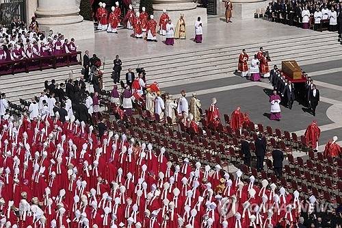 ▲ 프란치스코 교황의 장례 미사가 26일 오전 10시(한국시간 오후 5시) 바티칸 성 베드로 광장에서 열렸다.. [AP 연합뉴스