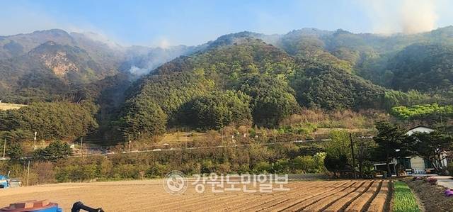▲ 26일 오후 1시 11분쯤 인제군 상남면 하남리 인근 야산에서 발생한 산불이 확산하고 있는 가운데 진화헬기가 31대가 투입되는 등 총력전을 벌이고 있다. 국도 31호선에 차량이 밀리고 있다.