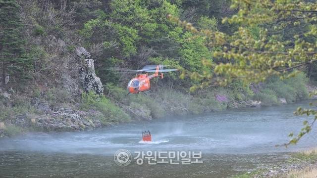 ▲ 26일 오후 1시 11분쯤 인제군 상남면 하남리 인근 야산에서 발생한 산불이 확산하고 있는 가운데 오후 6시 기준 진화율은 60%를 기록하고 있다. 진화헬기가 내린천에서 물을 채수하고 있다.