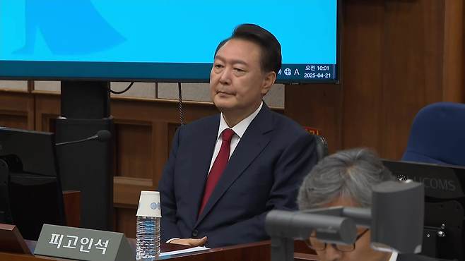 지난 21일 2차 공판 때 윤석열 전 대통령 모습     출처 : 법조영상기자단