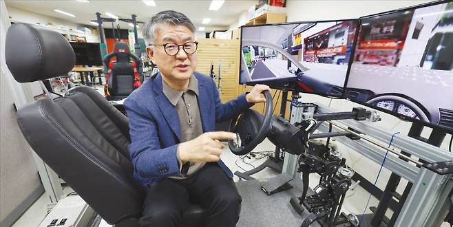 윤명환 서울대 산업시스템혁신연구소장(산업공학과 교수)이 25일 서울대 관악캠퍼스에서 인간과 인공지능(AI)이 팀을 이뤄 함께 일하는 ‘공진화(co-evolution)’ 개념을 설명하고 있다. 그는 “사람이 중심이 되고 AI는 사람을 보조하거나 강화하는 ‘휴먼 인 더 루프’ 방식이 필요하다”고 강조했다.   /이솔 기자