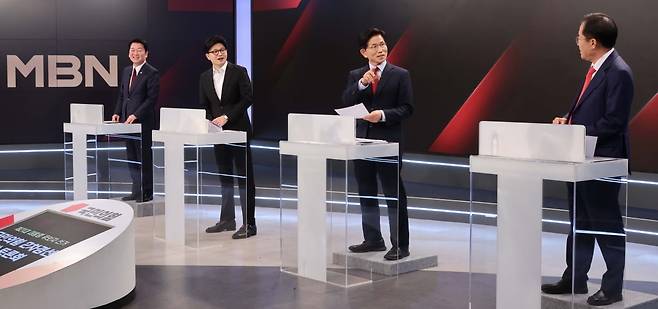 26일 서울 중구 매경미디어센터에서 열린 국민의힘 대통령 선거 제2차 경선 후보자 토론회에서 후보들이 토론에 앞서 대화를 나누고 있다. /뉴스1