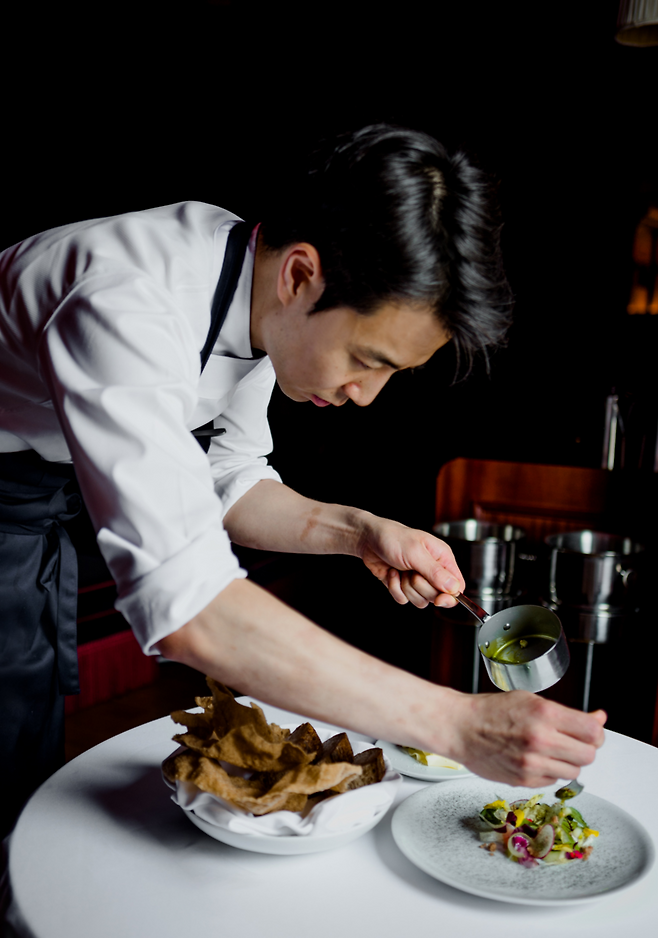 손종원 셰프는 “요리는 마법이 아니고 과학”이라며 “치열한 고민과 노력, 계산을 통해 최종 도달점을 향해가는 과정”이라고 말했다.  조선호텔앤리조트 제공