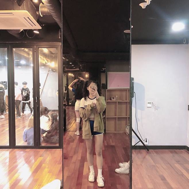 Lee Ye-youn takes a photo in front of a full-length mirror at a practice studio during her trainee days. (Lee Ye-youn)