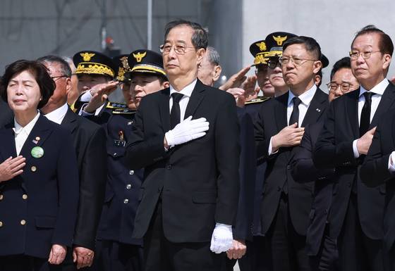 Acting President Han Duck-soo pledges allegiance to the flag during a memorial ceremony for fallen military and police conscripts at Daejeon National Cemetery in Daejeon on April 25. [YONHAP]