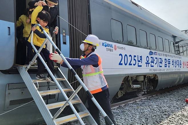24일 중앙선 영천역에서 열린 ‘2025년 재난대비 상시훈련’ 중 KTX-이음 열차에서 시민을 대피시키는 모습. 코레일&nbsp;