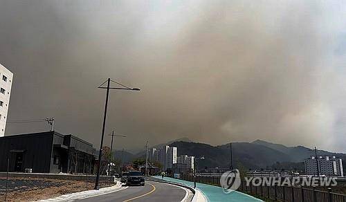 26일 오후 1시18분께 강원 인제군 상남면 하남리 한 야산에서 발생한 산불로 인해 인제 시내가 자욱한 연기에 뒤덮여 있다. 연합뉴스