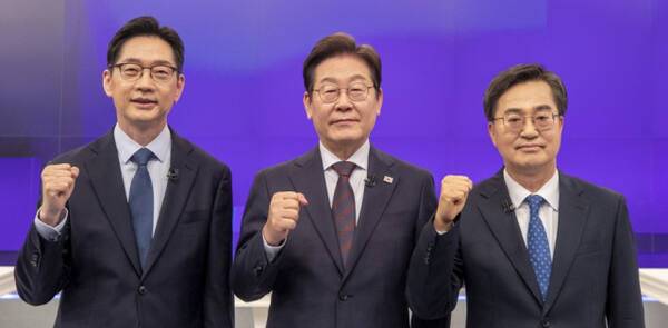25일 서울 중구 TV조선 스튜디오에서 열린 더불어민주당 경선 마지막 TV토론회에서 후보들이 기념 촬영을 하고 있다. 김경수(왼쪽부터), 이재명, 김동연 후보. 국회사진기자단