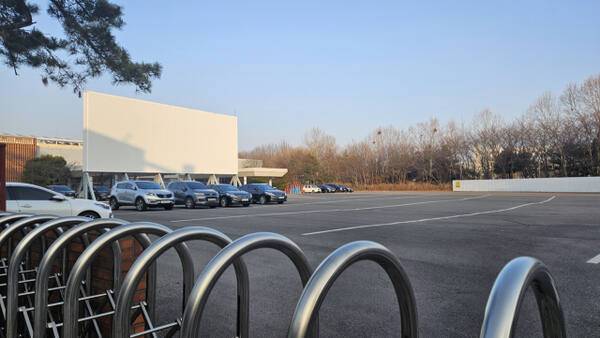 25일 오후 6시께 스퀘어원플러스 예정 부지. 개발이 미뤄져 임시 주차장으로 쓰이고 있다. 박기웅기자