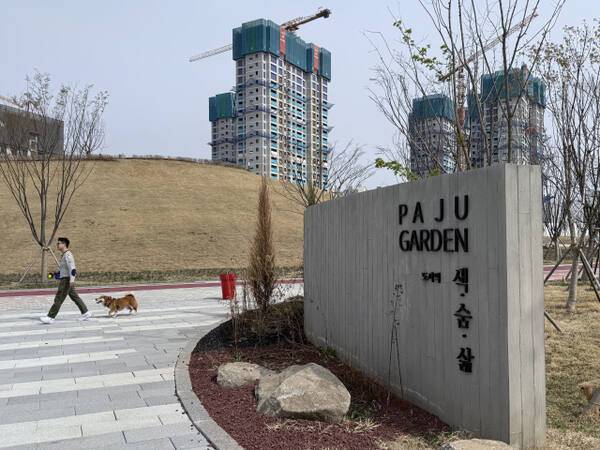 평일 낮 시간 반려강아지와 파주가든을 산책 중인 파주시민. 이지민기자