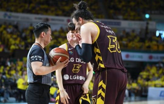 심판 판정에 항의하는 마레이