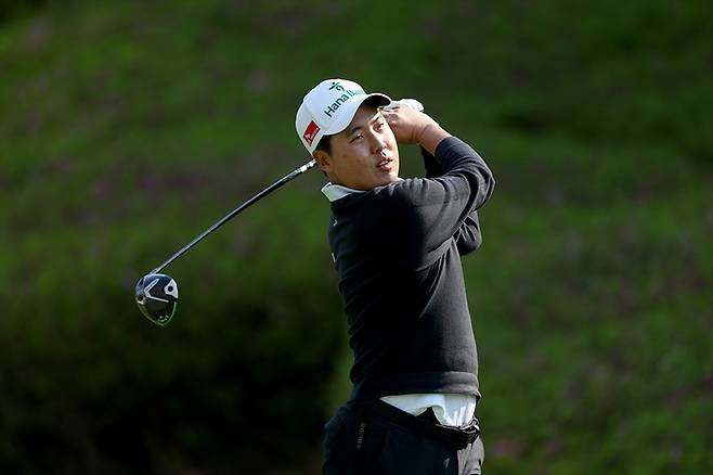 우리금융 챔피언십 둘째날 티샷한 뒤 공을 바라보고 있는 이승민. KPGA