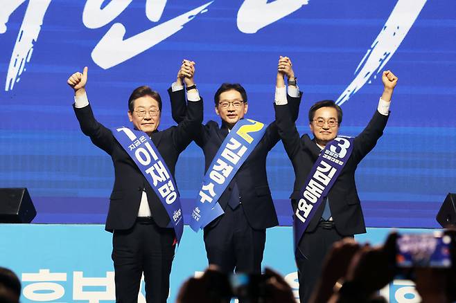 더불어민주당 대선 경선에 나선 이재명·김경수·김동연 후보가 26일 오후 광주 서구 김대중컨벤션센터에서 열린 호남권 합동연설회에서 지지자들을 향해 인사하고 있다. [사진=뉴스1]