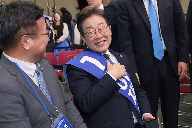 더불어민주당 이재명 대선 경선 후보가 26일 광주 서구 김대중컨벤션센터에서 열린 ‘제21대 대통령선거 후보자 선출을 위한 호남권 합동연설회’가 끝난 후 미소를 짓고 있다.  [공동취재]