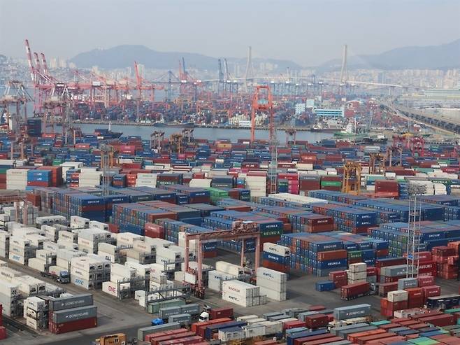 부산항 신선대, 감만, 신감만 부두에 수출입 화물이 쌓여 있는 모습. (연합뉴스)