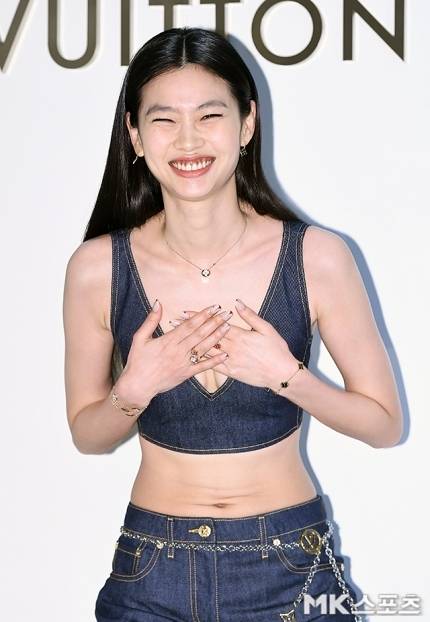 배우 정호연이 봄 햇살처럼 환한 미소와 함께 런웨이 같은 아우라로 시선을 사로잡았다. 사진=천정환 기자