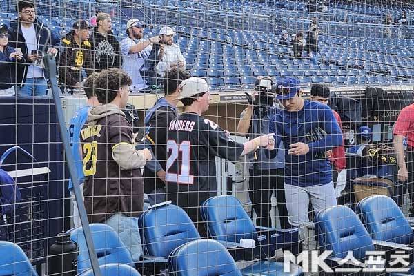 김하성이 팬들에게 사인을 해주고 있다. 사진(美 샌디에이고)= 김재호 특파원