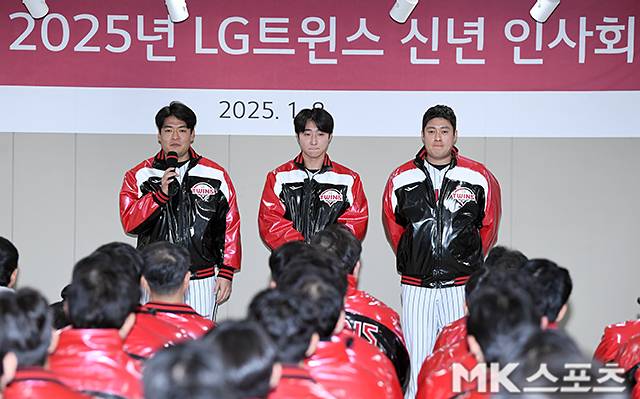 최채흥(가운데)이 지난 1월 신년 인사회에서 LG 선수단에게 인사하고 있다. 사진=천정환 기자