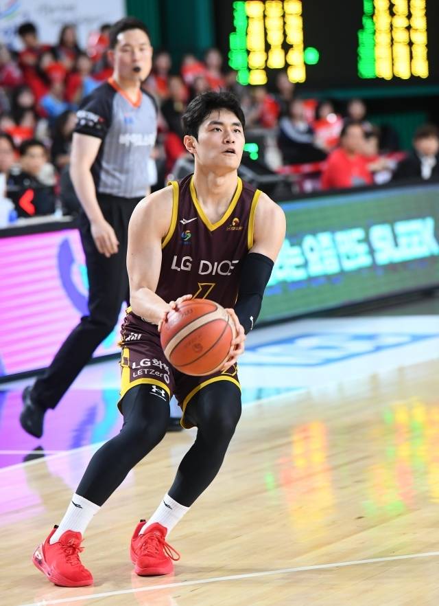 LG 입장에선 대단히 중요한 승리였다. 2013-14시즌 이후 무려 11년 만에 챔피언결정전을 기대케 한 2차전 승리. 그 중심에는 유기상이 있었다. 사진=KBL 제공