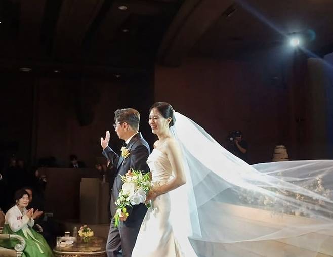 심현섭은 부모님의 빈자리를 가슴에 품고 웃으며 새 출발을 맞이했다. 화려함과 뭉클함이 공존했던 순간이었다.사진= 심현섭 SNS·가족 / 심희재