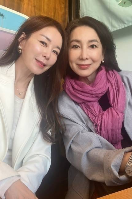 배우 심혜진, 개그우먼 심진화, 심형래, 아나운서 심희재 등 연예계에서 활약 중인 가족들도 총출동해 무려 180여 명의 심씨 일가가 한자리에 모이는 진풍경이 펼쳐졌다.사진= 심현섭 SNS·가족 / 심희재