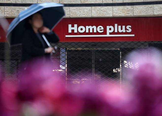 금융당국이 홈플러스 사태와 관련해 홈플러스 경영진과 대주주 MBK파트너스를 사기적 부정거래 혐의로 검찰에 이첩한 가운데 22일 서울 시내 한 홈플러스 매장이 오픈 준비에 한창이다. /사진=뉴스1