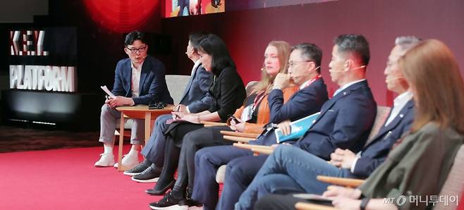 (왼쪽부터) 윤기동 한국과학기술지주 본부장, 임정욱 중소벤처기업부 창업벤처혁신실장, 김선우 과학기술정책연구원 선임연구위원/센터장, 스티나 란츠 스웨덴 인큐베이터 및 사이언스파크 대표, 최치호 한국과학기술지주 대표이사, 김덕호 한국식품산업클러스터진흥원 이사장, 김종갑 글로벌 디지털 혁신 네트워크 대표이사/이사장, 디테 바이써 덴마크 이노베이션센터 서울 센터장이 25일 서울 여의도 콘래드호텔에서 머니투데이 주최로 진행된 '2025 키플랫폼' 특별세션3에서 'K-스타트업의 글로벌 게임체인저 전략'에 대해 토의하고 있다./사진=김창현