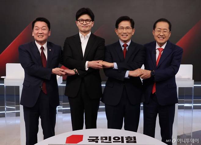(서울=뉴스1) 국회사진취재단 = 26일 서울 중구 매경미디어센터에서 열린 국민의힘 대통령 선거 제2차 경선 후보자 토론회에서 후보들이 토론에 앞서 기념 촬영을 하고 있다.   왼쪽부터 안철수, 한동훈, 김문수, 홍준표 후보.  2025.4.26/뉴스1  Copyright (C) 뉴스1. All rights reserved. 무단 전재 및 재배포,  AI학습 이용 금지. /사진=(서울=뉴스1) 국회사진취재단