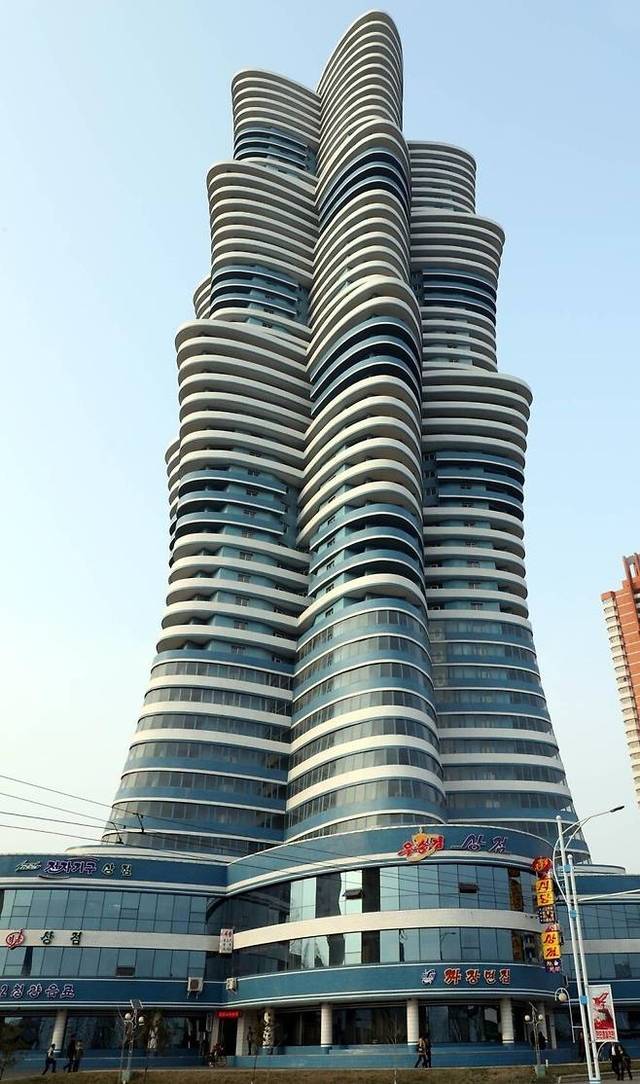 붕괴 위험이 알려진 은하 아파트의 모습.  조선중앙통신 연합뉴스