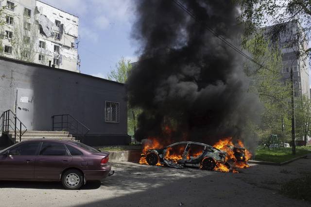 22일 우크라이나 자포리자에서 러시아의 폭격을 맞은 자동차가 불타고 있다. AP 뉴시스
