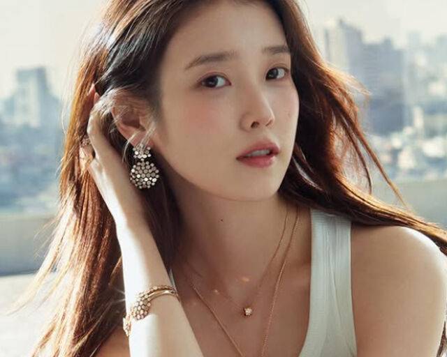 아이유가 쥬얼리 브랜드 '쇼메'의 모델로 발탁됐다. / 아이유 소셜미디어 캡처