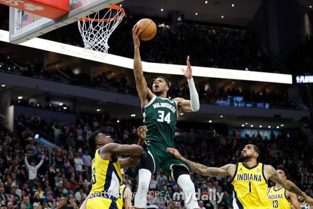 인디애나 수비수를 뚫고 레이업을 시도하는 아테토쿤보. /게티이미지코리아