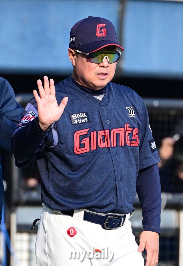 2025년 4월 26일 오후 서울 잠실구장에 진행된 '2025 신한 SOL뱅크 KBO 리그' 롯데 자이언츠와 두산 베어스의 경기. 롯데 김태형 감독이 7-4로 승리한 뒤 하이파이브를 하고 있다./잠실 = 유진형 기자