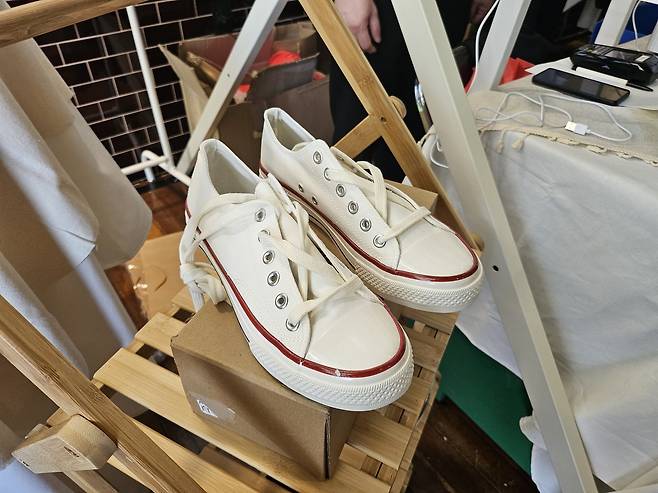 24일 경기도 이천시 복합문화공간 시몬스 테라스 업사이클링 부스에서 판매되고 있는 신발. 김광우 기자.